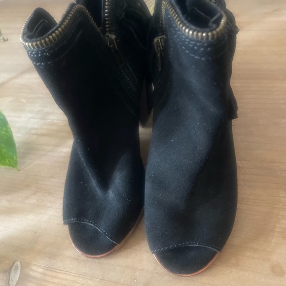Suede Fringe Zipper Detail DV Booties! Very Good Condition Sz 6 - Picture 2 of 3